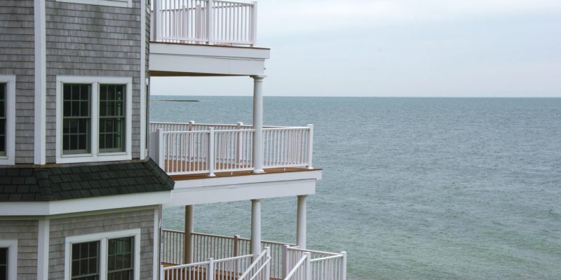 Balkony of Cape Cod Hotel with wide open view at the ocean